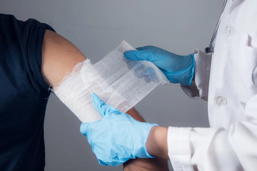 Clinician performing therapeutic wound cleansing